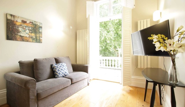 G5 - Balcony flat with easy access to Westminster