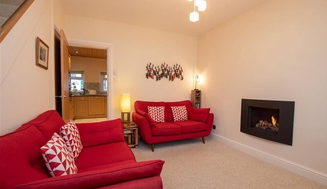 GABLE END, family friendly, with open fire in Keswick
