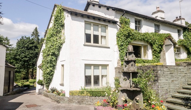 GABLE END, romantic, character holiday cottage in Coniston