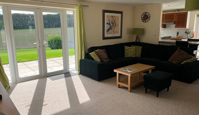 Gamekeepers Cottage luxury 2 bed, ensuite, hot tub, private patio, stunning view