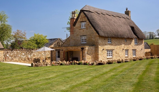 Garden Cottage - a classic thatched cottage in Broad Campden, Sleeps 6 in 3 bedrooms