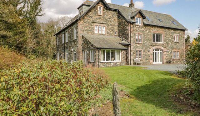 GARDEN COTTAGE, romantic, with a garden in Keswick