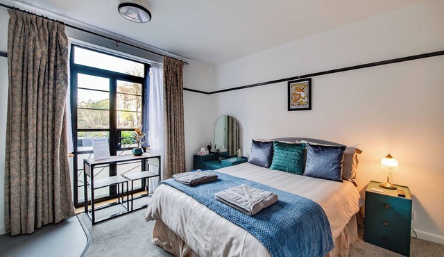 Garden facing studio with Juliet balcony. Walk to seafront, shops & restaurants.