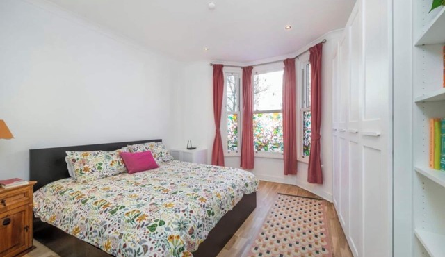 Garden flat next to canal