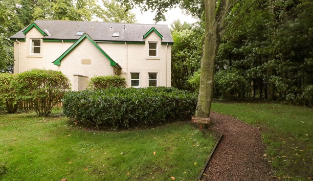 GARDENER'S COTTAGE, pet friendly, with a garden in Chirnside