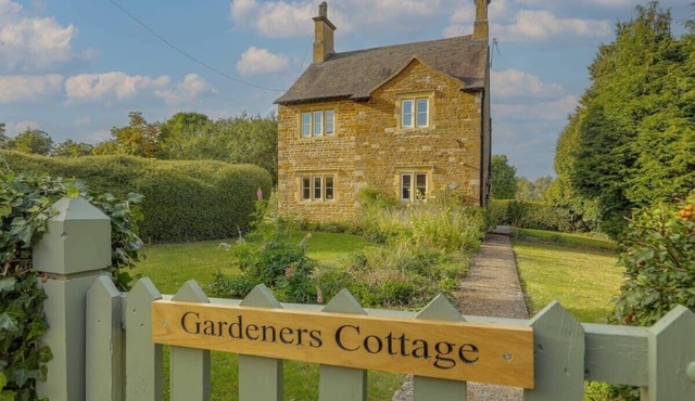 Gardeners Cottage - Hot Tub Packages Available