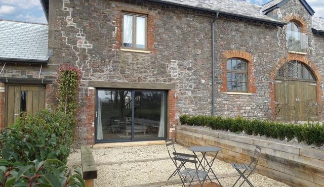 GARDENERS COTTAGE, pet friendly, luxury holiday cottage in Talaton