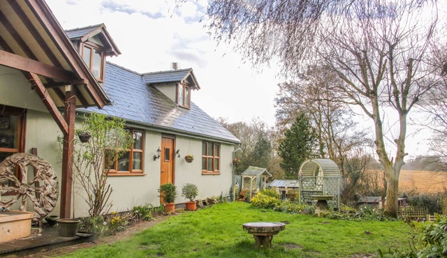 GARDENERS COTTAGE, pet friendly, with a garden in Woore