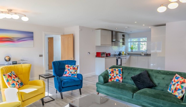 Garland Modern Spacious Apartment, Brentwood 2 With Private Entrance & Parking