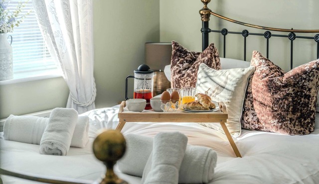 Gateway to Cotswolds: Garden, Parking & Fast WiFi