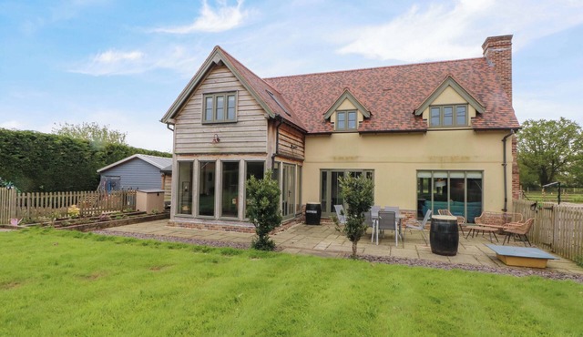 GAYTON STABLES, pet friendly, with hot tub in Heswall