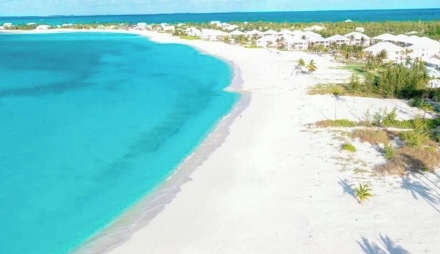 Generator, Golf cart avail., 2 BR beach villa in Treasure, WiFi, washer & dryer