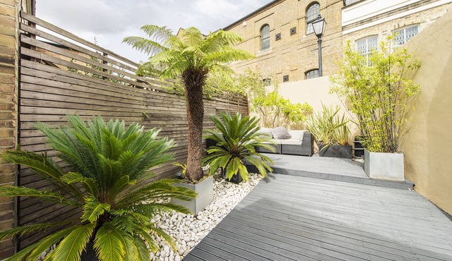 Georgian House on a very quiet and historic street w/Garden & Tempur Beds