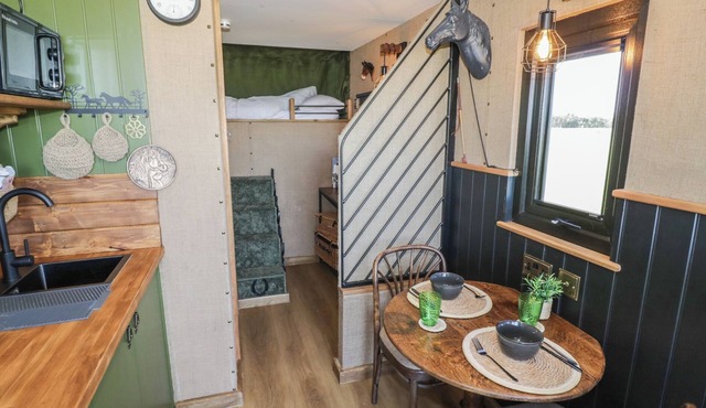 GIGI'S HORSEBOX, pet friendly, with a garden in Broadway