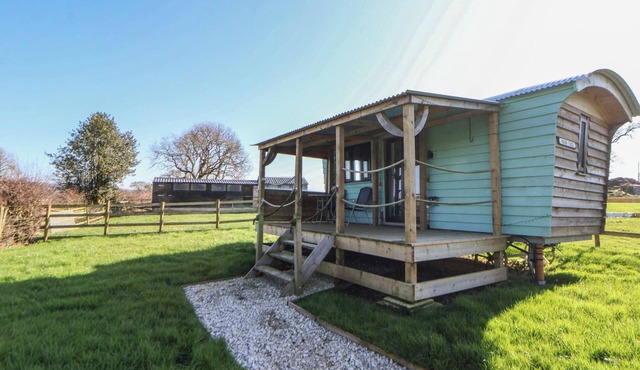 GOLDEN FLEECE, pet friendly, character holiday cottage in Leek