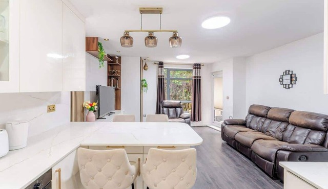 Gorgeous 2 Bed Apartment in Hounslow