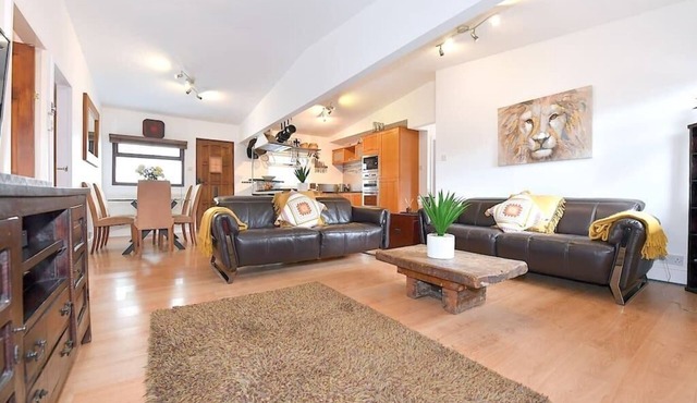 Gorgeous 3BD Cottage with Parking Nr Guildford