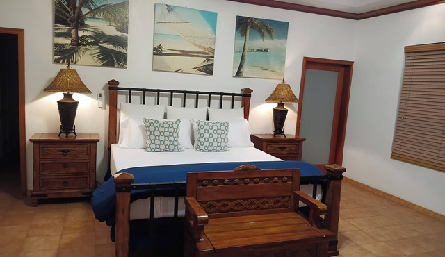 Gorgeous 4-bedroom villa with AC in vibrant Nassau