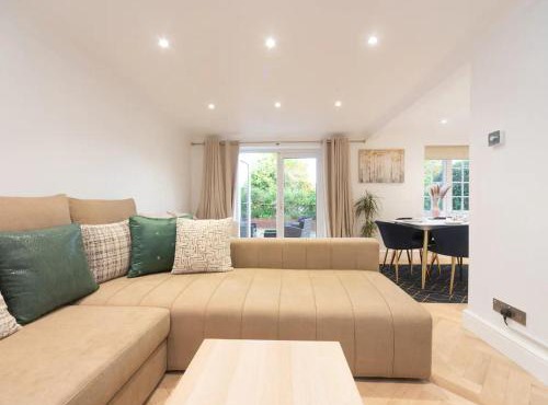 Gorgeous 4 BR House Near Station mins to London - Pass the Keys
