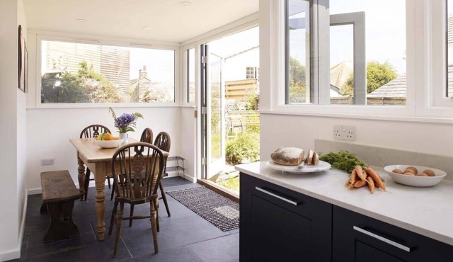 Gorgeous Cottage, Parking, Short Walk to Beach