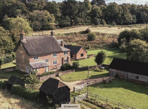 Gorgeous English Farmhouse Holiday Cottage for 9 and a half