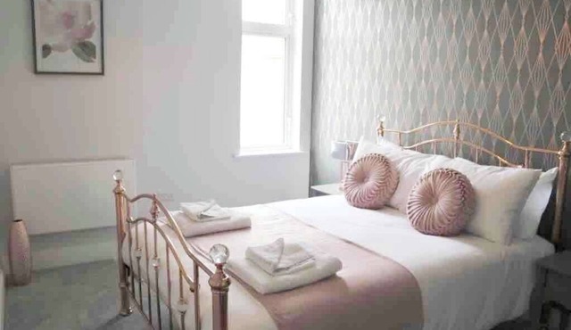 Gorgeous Flat w/Balcony, Free PKG & Beach Nearby