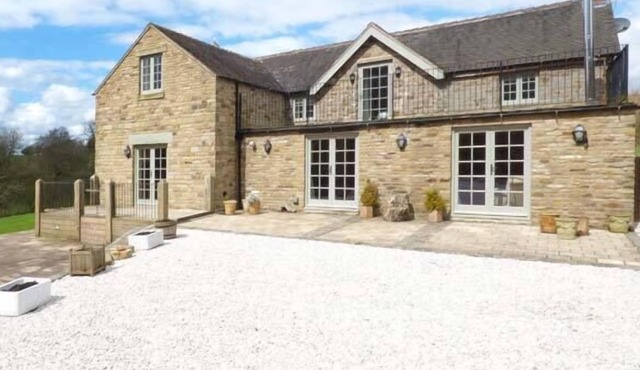 GORSTHEAD MILL FARM, pet friendly, luxury holiday cottage in Bradnop
