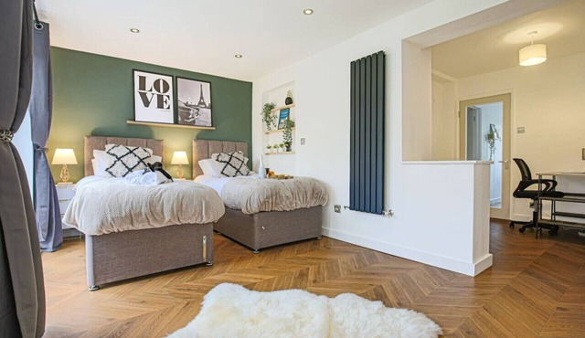 Grace House City Centre Driveway Parking Pool Table Sky TV Fast Wifi Yoko Property