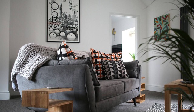 Grade II Listed Flat with Modern Touches Sleeps 2