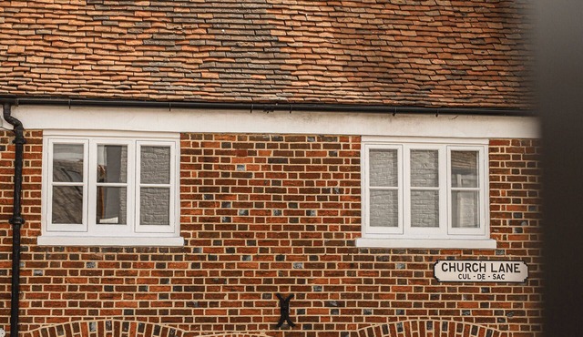 Grade II listed terraced 2 bed cottage