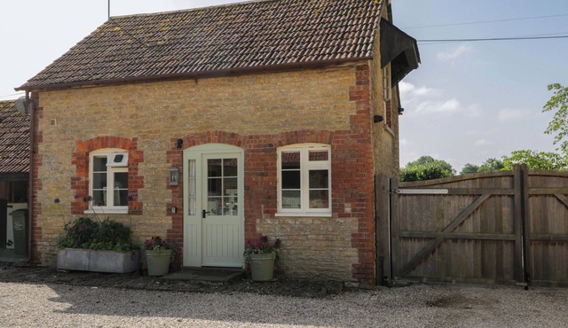GRANARY COTTAGE, pet friendly, character holiday cottage in Lacock