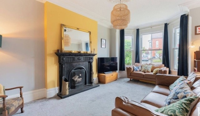 Grand Victorian home, 2 mins to Hoylake beach. Sleeps the whole family.