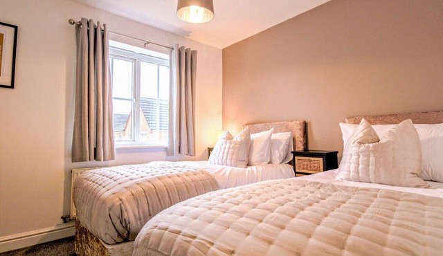 Grange House Sleeps 6 Driveway Parking Sky TV Fast WiFi Self-Check-In Yoko Property