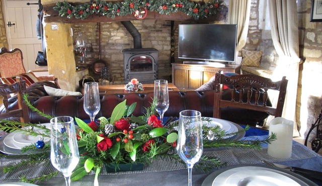Graziers Cottage. Period charm, modern comfort, inglenook, parking, pub