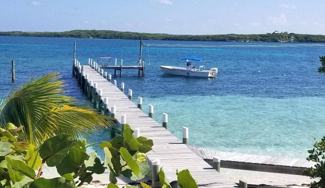 Green Bananas Cottage with sandy beach and private dock. Completely rebuilt.