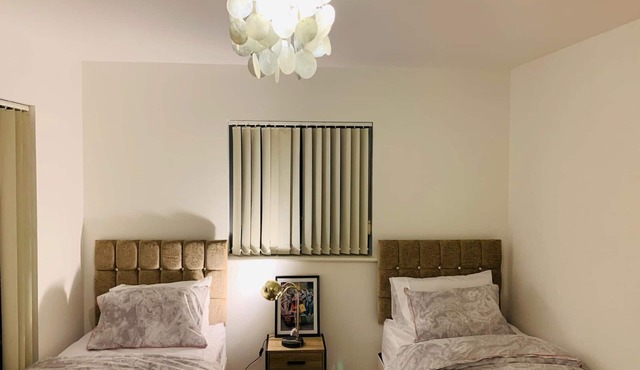 Green Lantern, Private En-suite Double Room, Garden and Free Parking