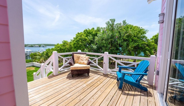 Green Turtle Cay, Luxury Suite, on White Sound with private dock.