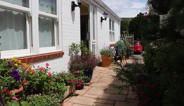 Ground Floor apartment, close to beach and town centre, with parking
