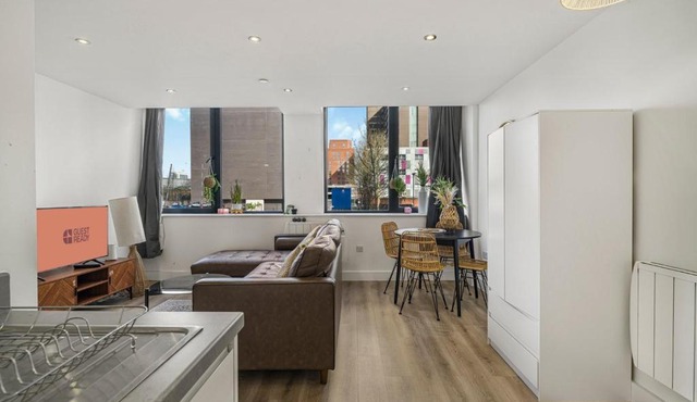 GuestReady - Chic Urban Retreat in Old Trafford