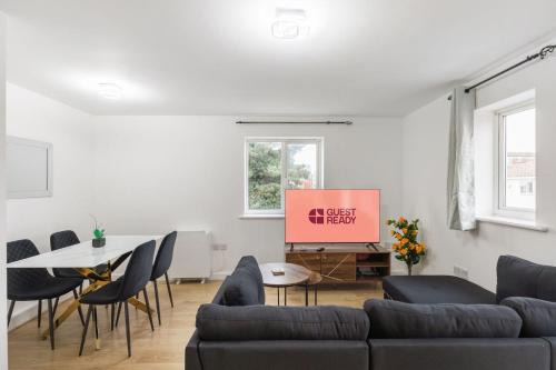 GuestReady - Modern Retreat in London's Docklands