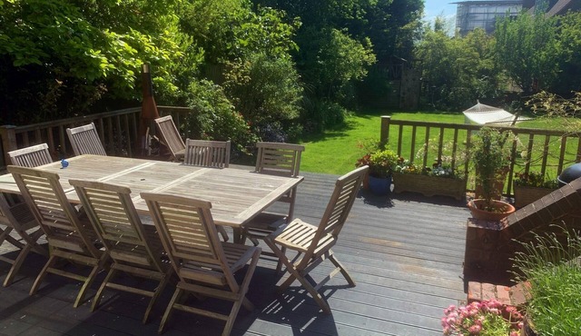 Hampstead haven - 2BR 2BA - private deck & 425sqm garden, gated parking