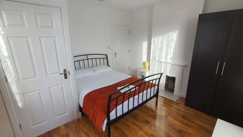 Harbour House - Entire Detached 4-BDR & 4-Beds Home, Ensuite and Bath - Serving Contractors, Tourists, Santa Pod, and Silverstone - Sleep 7 - Smart TV - Self Catering - Hi-Speed WiFi - Ample Free On-Street Parking