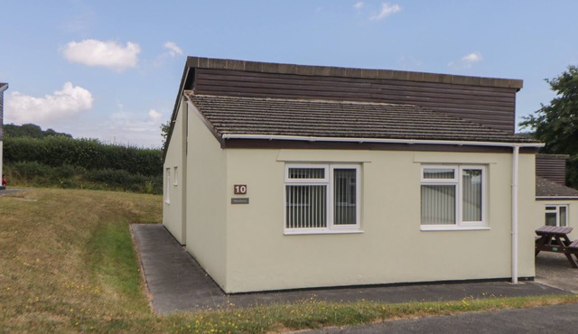 HARCOMBE HOUSE BUNGALOW 10, family friendly, with pool in Chudleigh