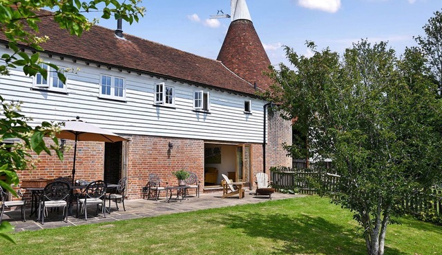 Hare Farm Oast - amazing views - ideal for family celebrations
