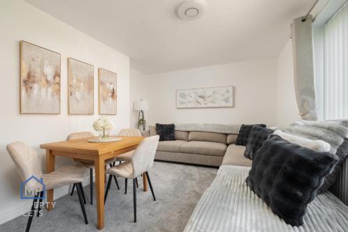 Hartsbourne Grounds-New Modern Stay- Near Woolton Liverpool L25