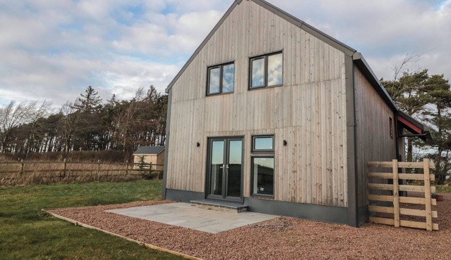 HARVEST COTTAGE 2, pet friendly, with a garden in Lowick