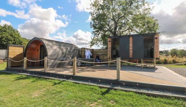 HAWKSTONE, romantic, with hot tub in Hodnet