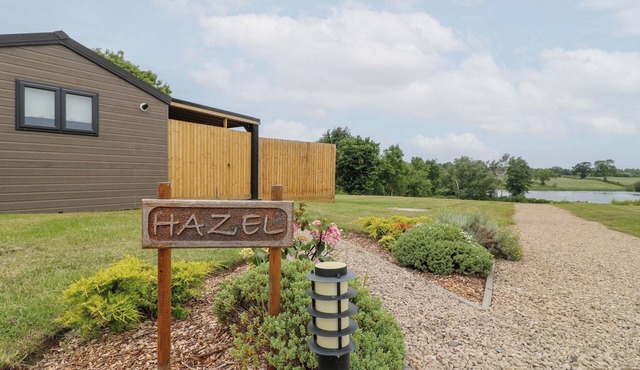 HAZEL, romantic, with hot tub in Donisthorpe