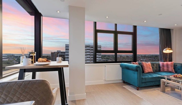 Heathrow Apartment Sleeps 4