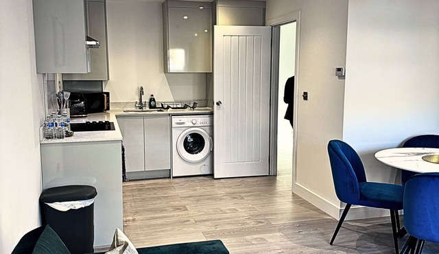 Heathrow Convenience Haven - Free Parking - Near Restaurants - EV Charging